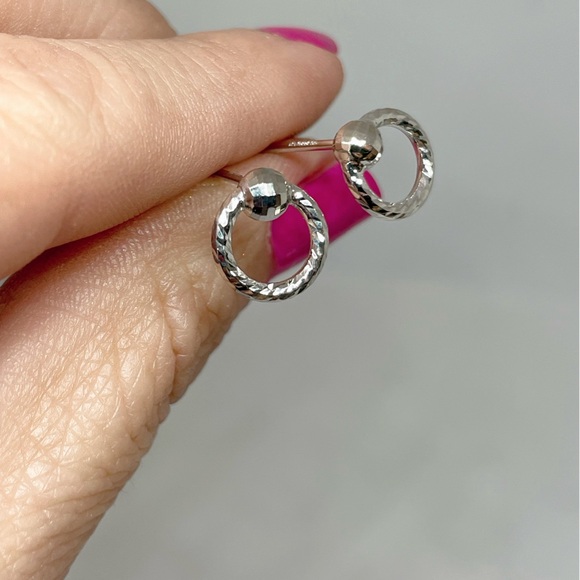 14k White Gold Polished Twisted Circle Stud Earrings - Picture 7 of 8